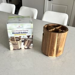Utensil Holder With Rotating Base