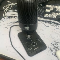 ROCCAT microphone Barley Used Just Haven’t Found A Use For It Selling For 20 Bucks ( No Box)