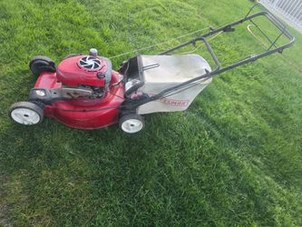 CRAFTSMAN GAS POWERED 6.75 HP SELF PROPELLED LAWN MOWER