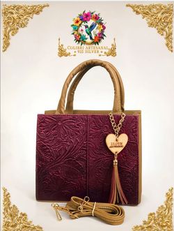 Bolso Artesanal de piel vegana grabada.