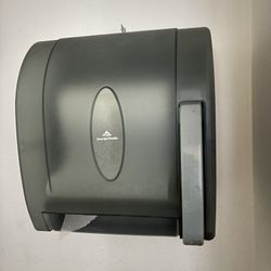 Paper Towel Dispenser Georgia Pacific With 5 Extra Rolls 