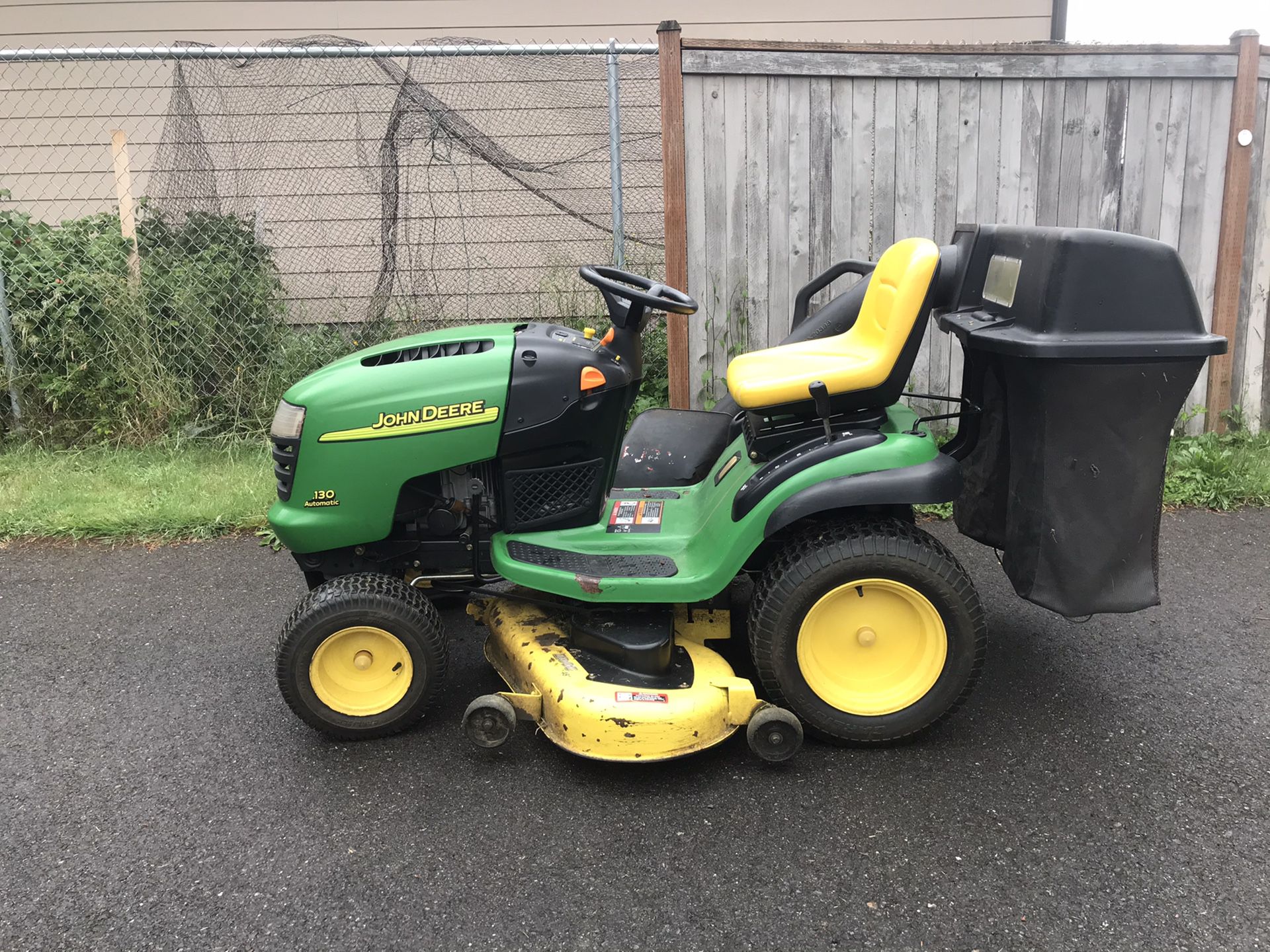 2005 John Deere L130 Hydrostatic lawn mower garden tractor