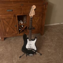 Fender Squier Stratocaster - Black/White (with Strap, Cable)