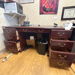 🪑 Executive Office Desk — Solid Wood / Traditional Style