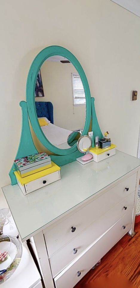 Dresser With Mirror 