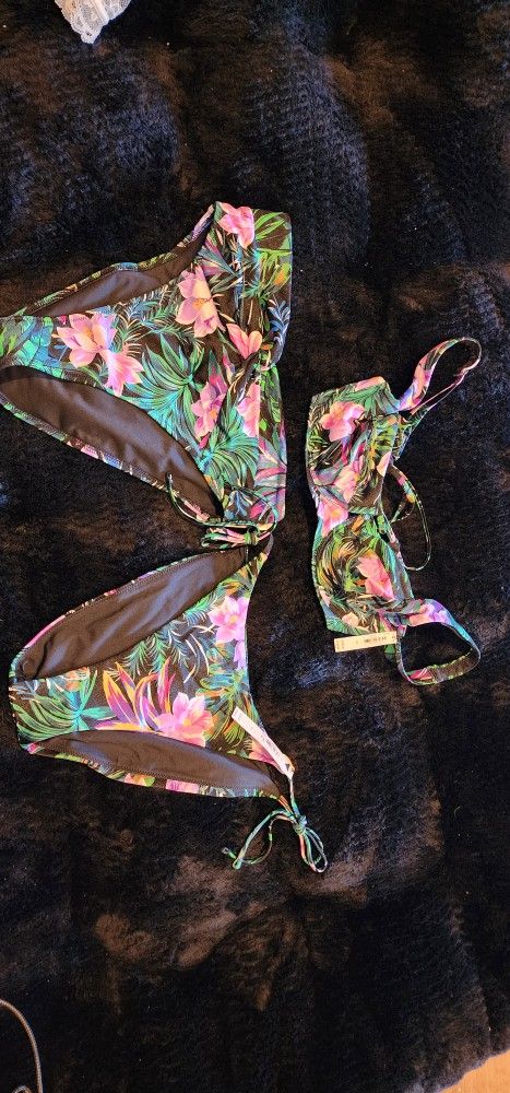 New with tags victoria secret bikini lot L,M, 32D