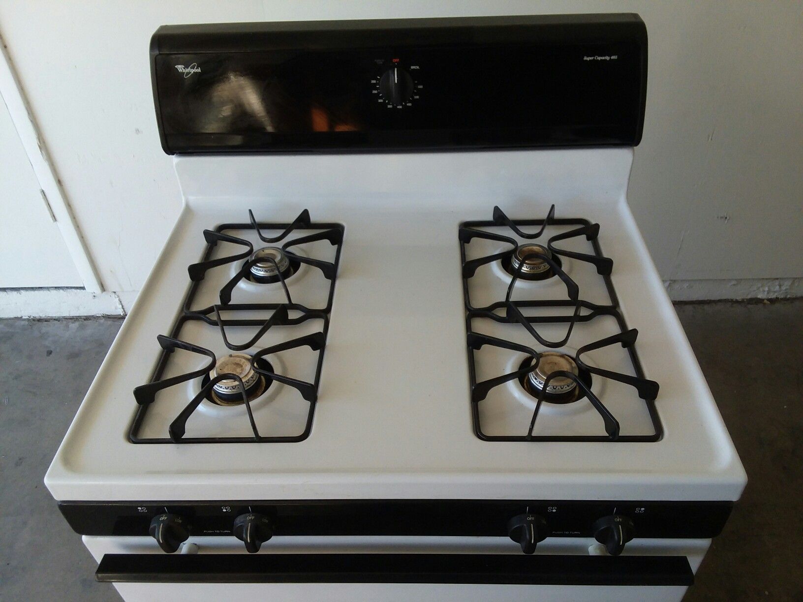 Nice Whirlpool Super Capacity 465 Gas Stove for Sale in Las Vegas, NV