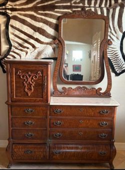Pulaski Furniture Antique Dresser With Side Marble Top Lionhead Handles And Claw Feet