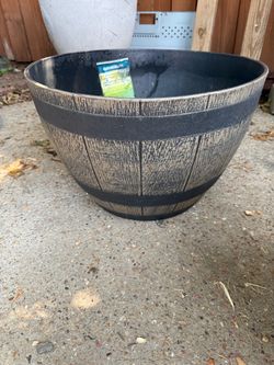 Livingscape Whiskey Barrel Style Planter