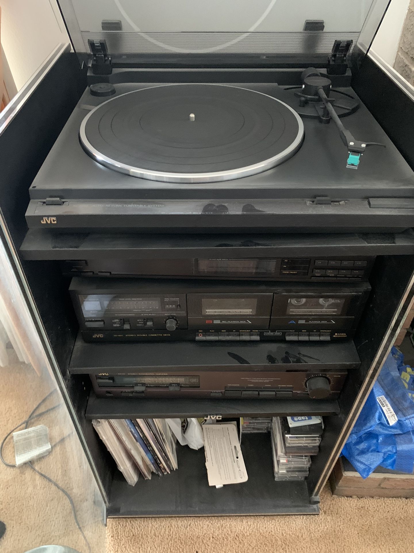 Beautiful JVC Stereo System & Speakers (includes Turntable)