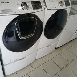 SAMSUNG WHITE POWERFOAM STEAM 5.0 CU FT FRONT LOAD WASHER AND GAS DRYER SET WITH PEDESTAL 