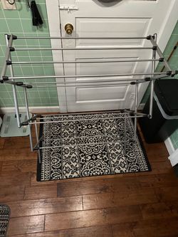 Clothes/laundry drying rack.