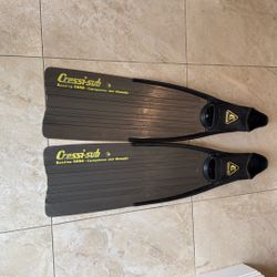  Cressi Rondine Gara Freediving Fins – Size 8–9 (EU 42–43) – Made in Italy Long blade fins ideal for snorkeling, freediving, or spearfishing. Good use