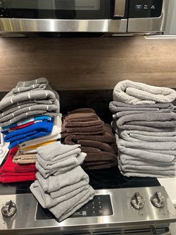 Large Lot of Bath Towels, Hand Towels & Washcloths - Mixed Colors
