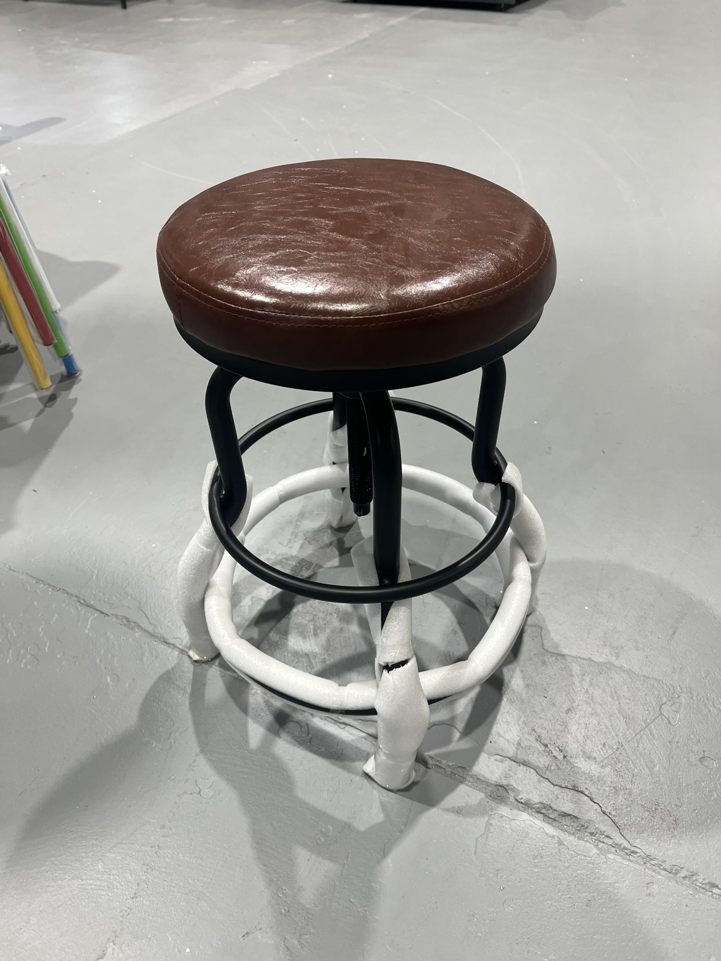 New Industrial Bar Stool Vintage Counter Height Adjustable Metal Kitchen Stool with Round Faux Leather Seat 21.5-28 Inch Tall Brown, 1PCS