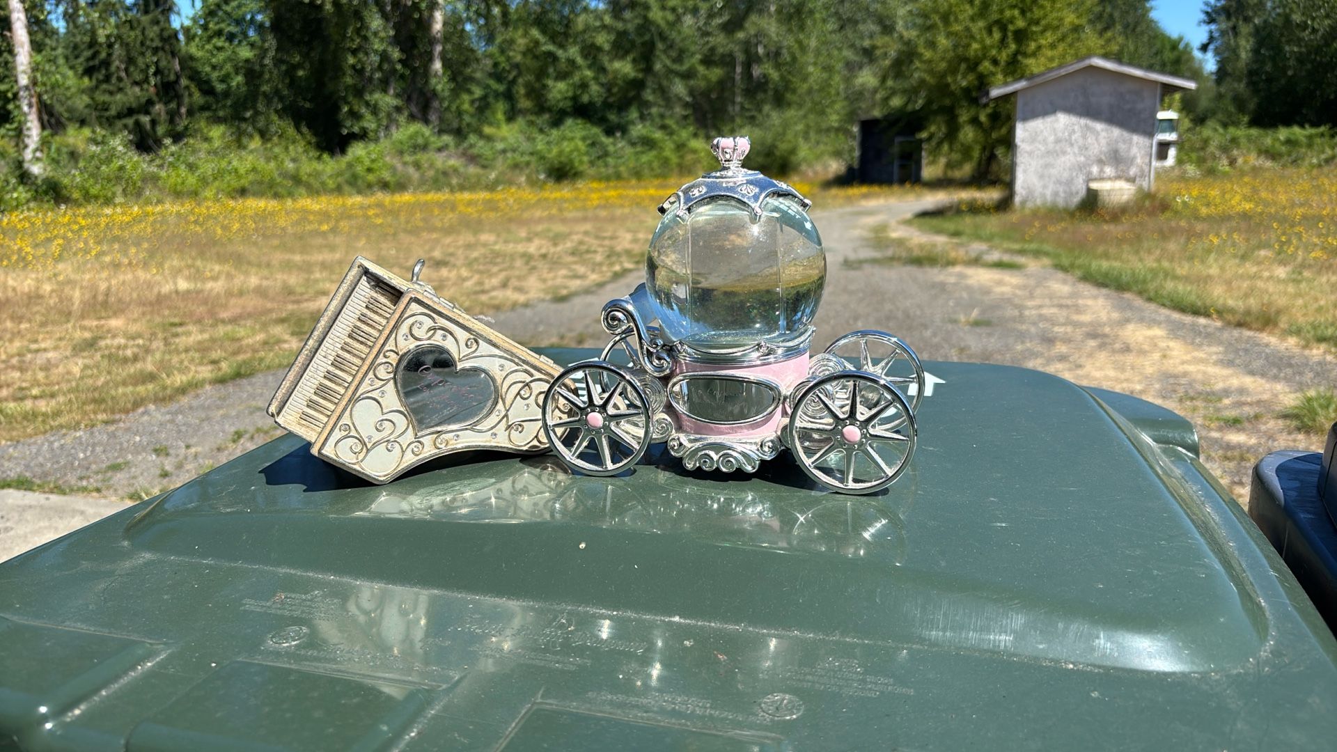 Snow, globe, and decorative piano for your daughter that is your cupcake