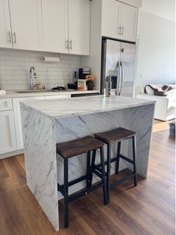 ISLAND TABLE