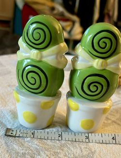 Pots With Plants Salt And Pepper Shakers