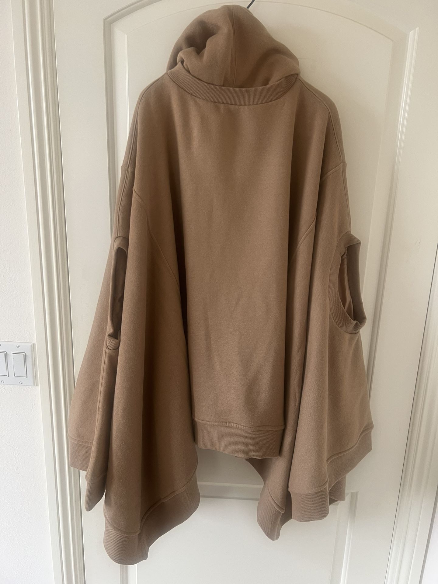 99% NEW BURBERRY Hooded shawl