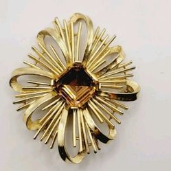 Vintage Crown Trifari Goldtone Flower Brooch
