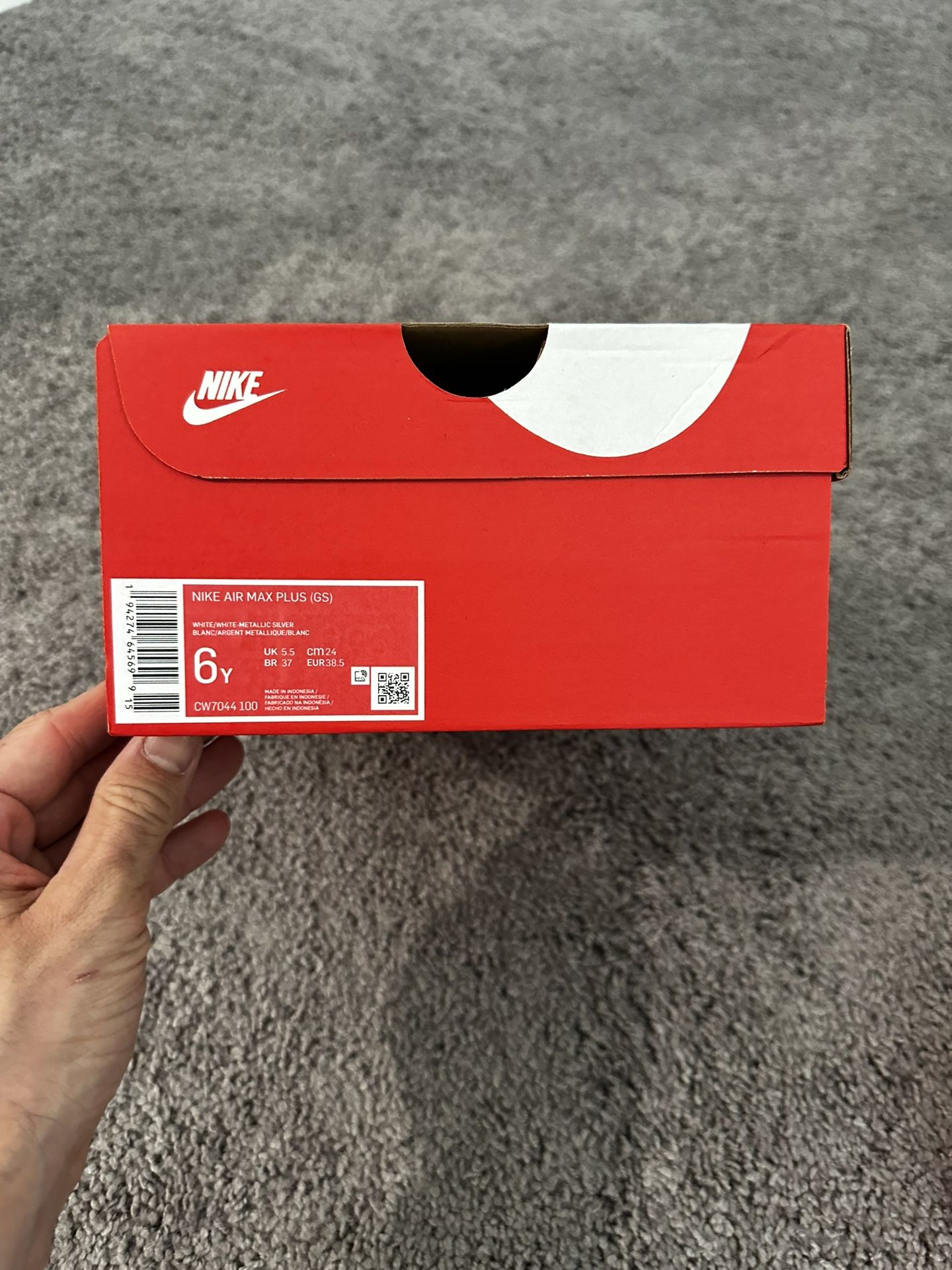 Nike Air Max Plus - Big Kids' Shoe - Size 6Y (women’s size 7.5)
