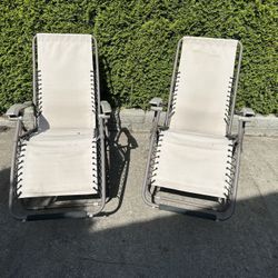 2 gravity chairs