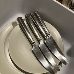 Cutlery, Plates And Bows 