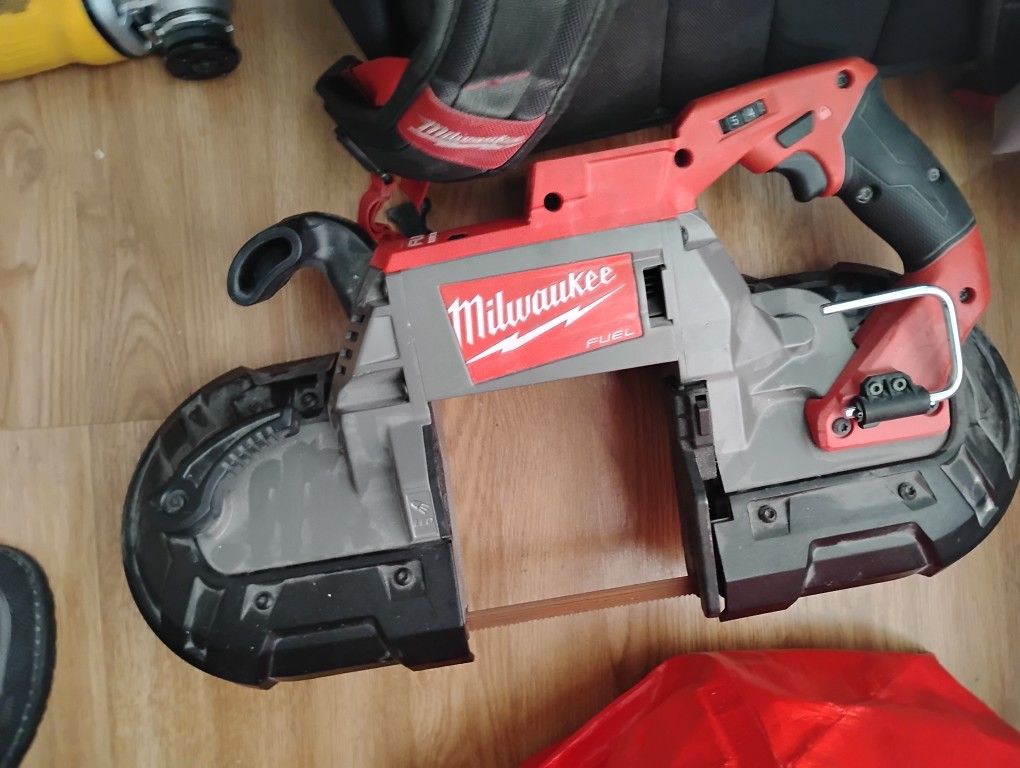 Milwaukee M18 Fuel Variable speed Portable Bandsaw With Single Trigger