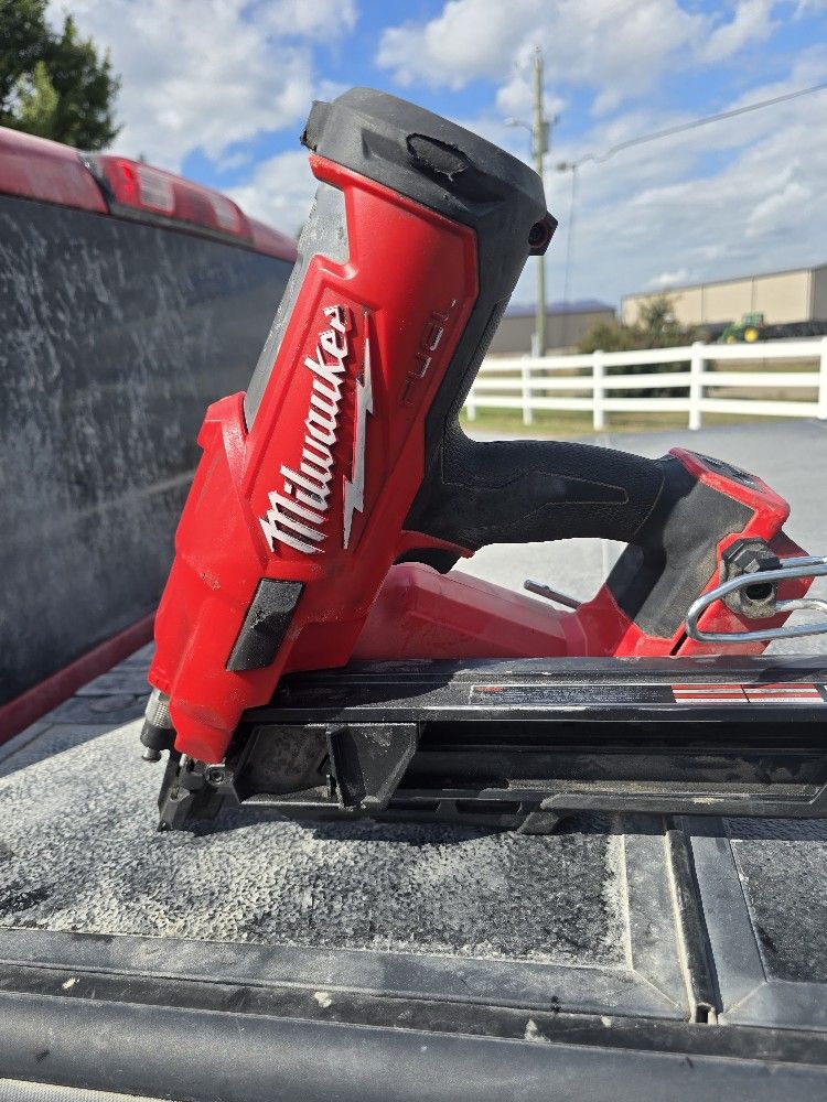 Milwaukee 30° Nail Gun 