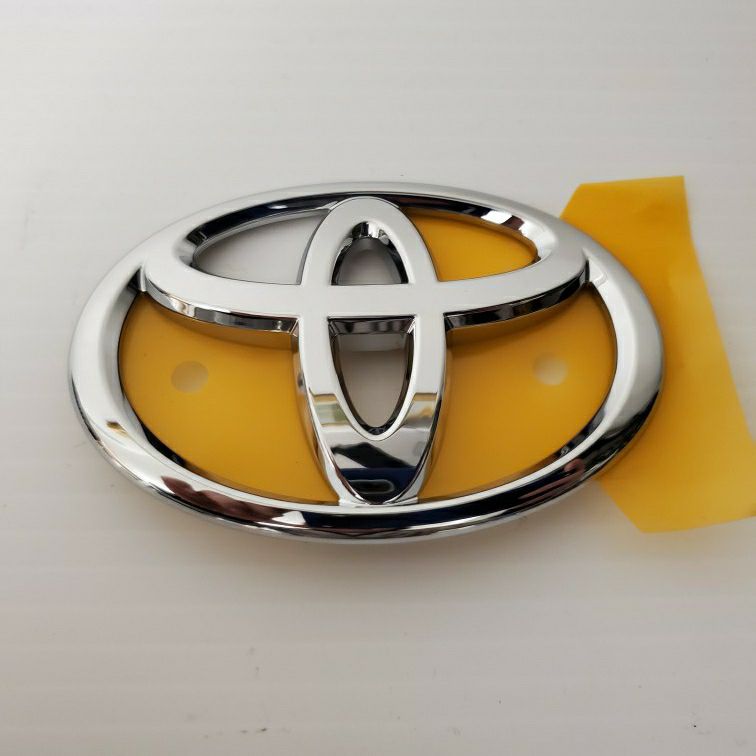 New Rear Toyota Avalon Emblem