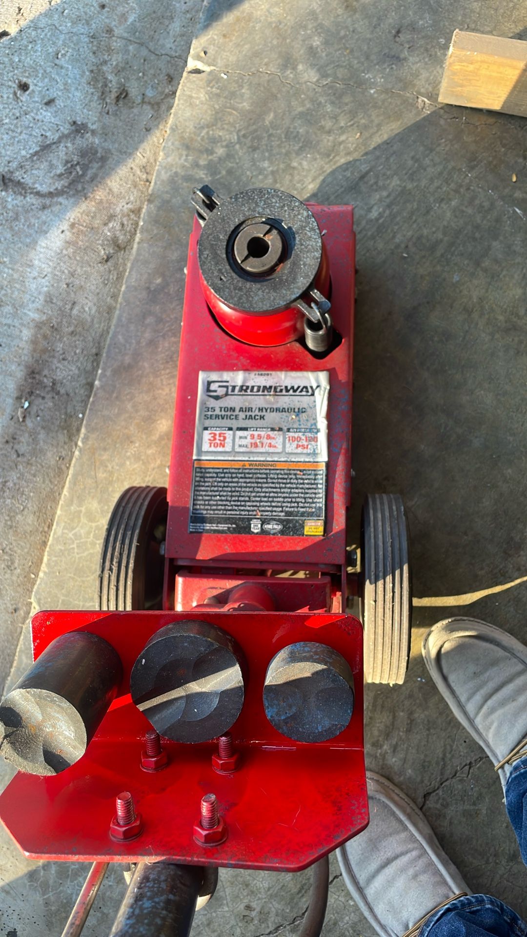 Strongway 35 ton Air/Hydraulic Jack