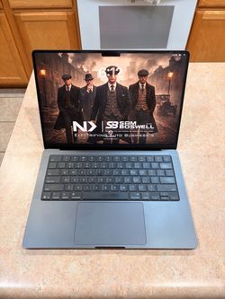 Mac Book Pro M5 . Lightly used !