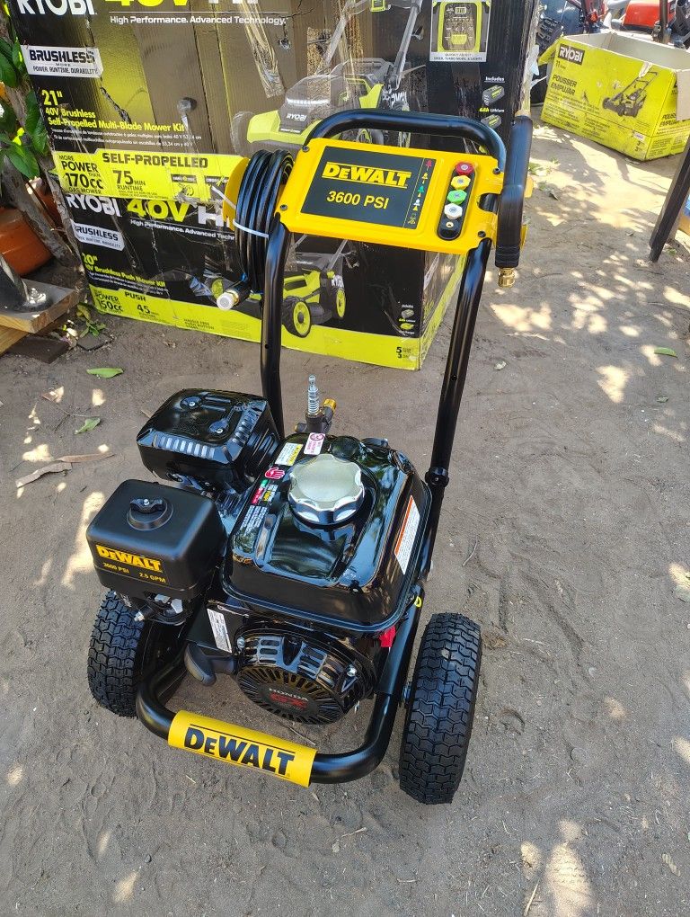 Dewal 3600 PSI 2.5 GPM Cold Water Gas Professional Pressure Washer with HONDA GX200 Engine