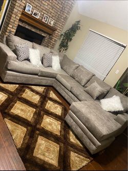 Large Gray Fabric Sectional Sofa with Chaise