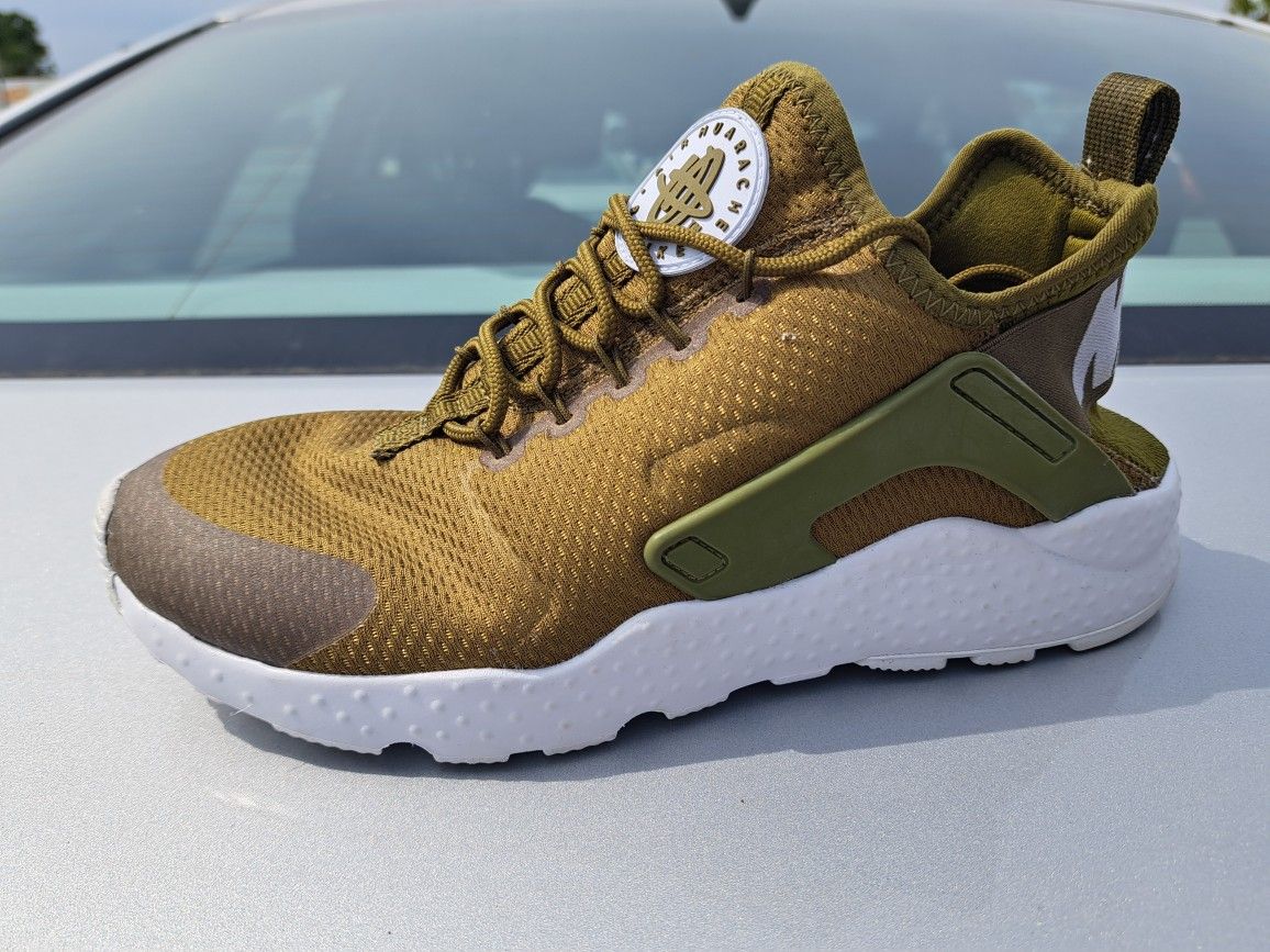 Woman's Hurachie Nikes Size 6
