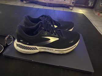 Tennis shoes 9