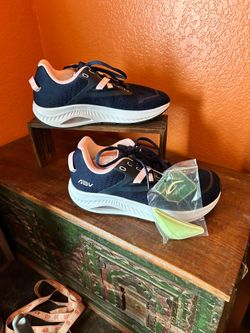 Women’s Walking Tennis Shoe With Arch Support NEW Size 7