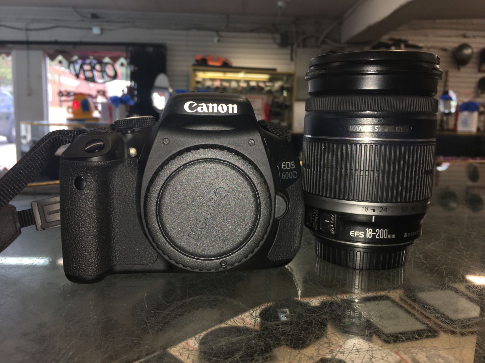 Canon E05-600D Digital Camera with 18-200mm Lens