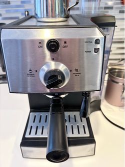 Espresso machine with bean grinder