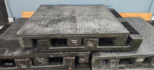 💯 32"x 36" heavy duty flat top Plastic pallets. (🚛 DELIVER OPTION)
