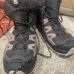 New Women’s  Salomon Hiking Boots Size 9