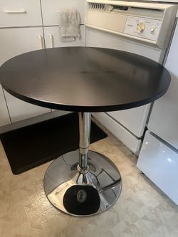 Table With Hydraulic Lift