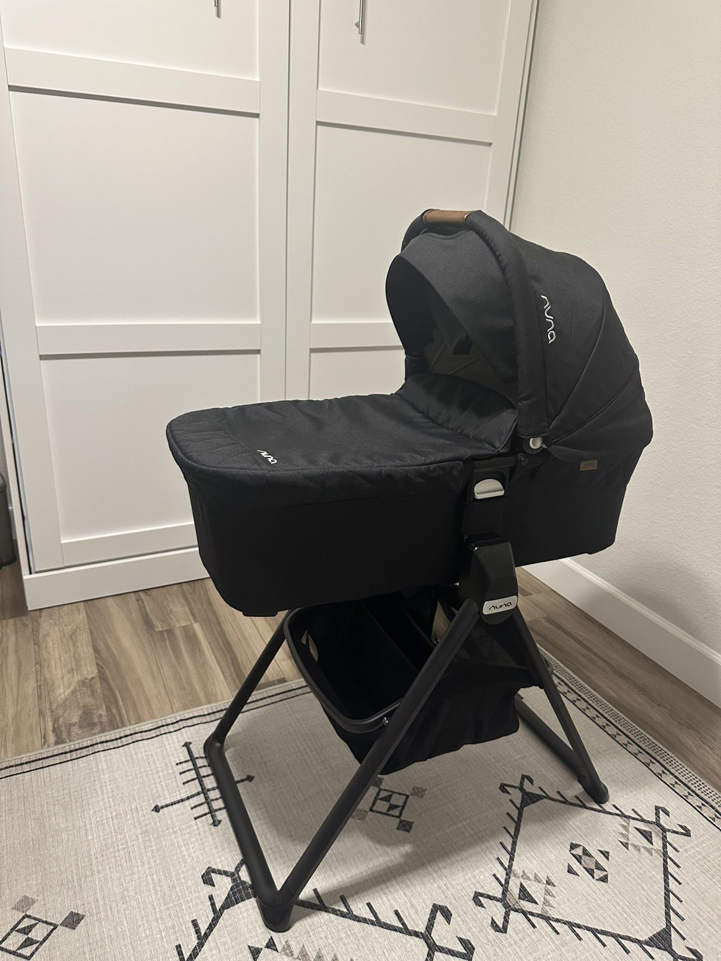 NUNA MIXX Series Bassinet + Stand