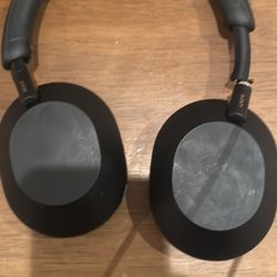 Damaged Sony WH-1000XM5 headphones