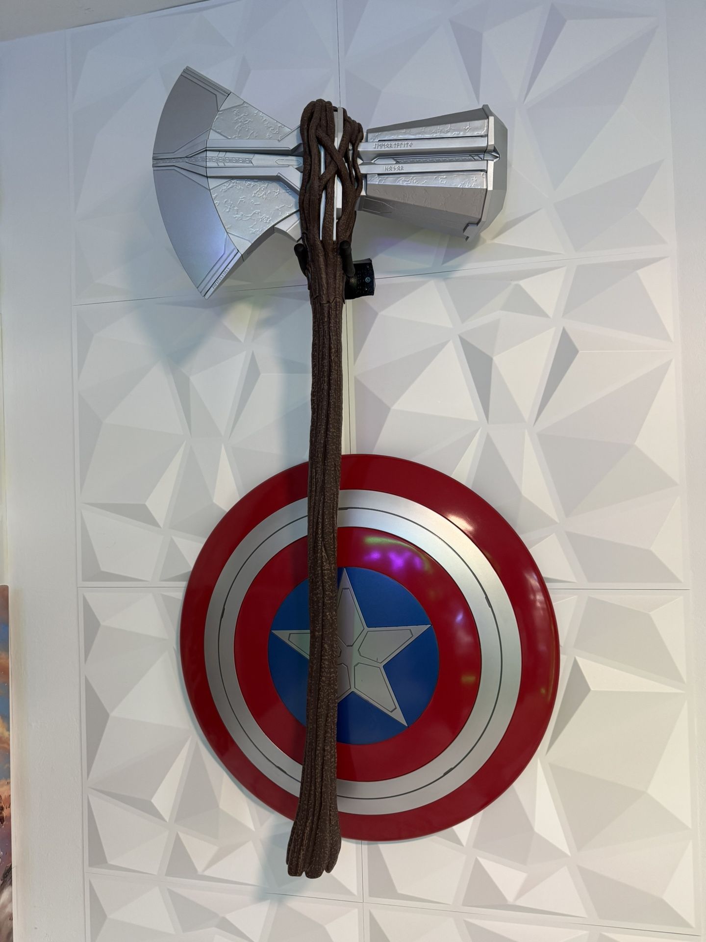 Hasbro Marvel Avengers Endgame Stormbreaker + Captain America Shield
