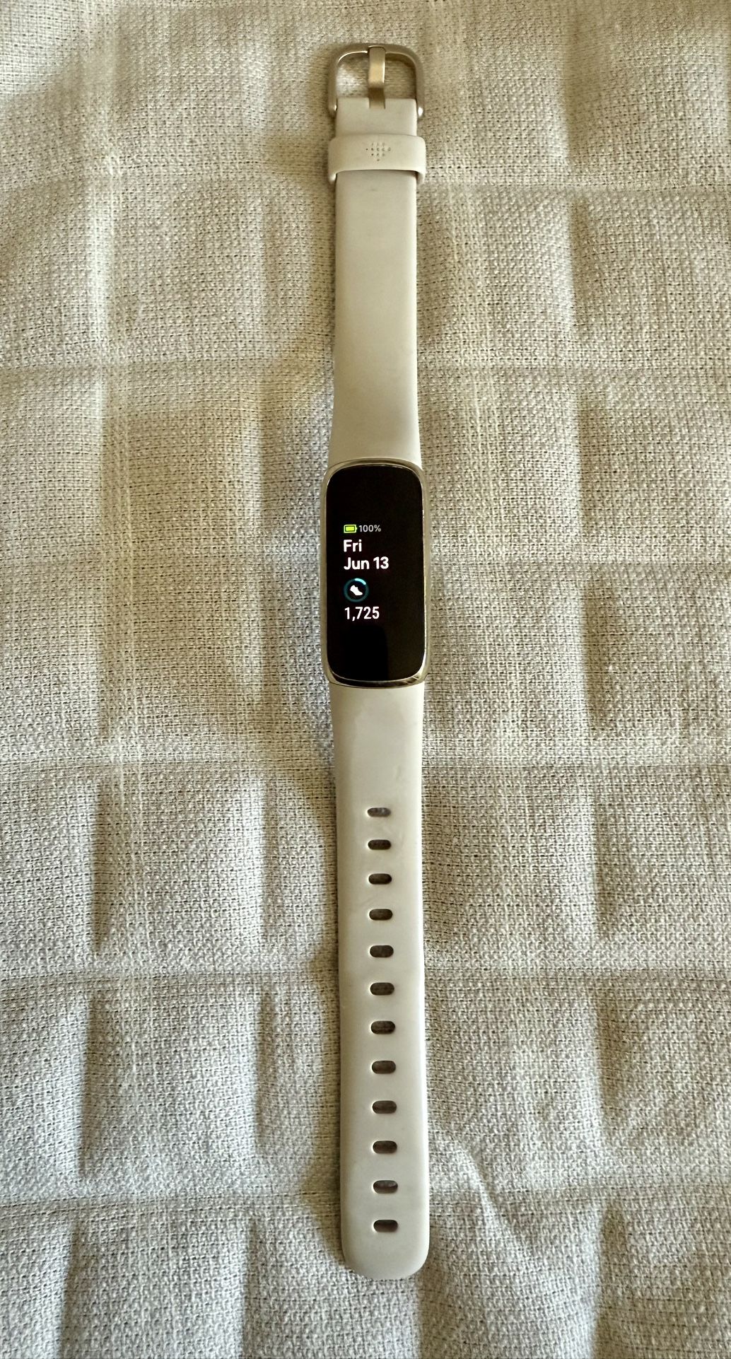 Fitbit Luxe Lunar White Soft Gold