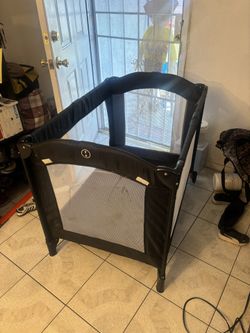 Play Pen Newborn / Infant / Toddler