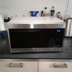 LG Countertop Microwave with Smart Inverter and EasyClean®