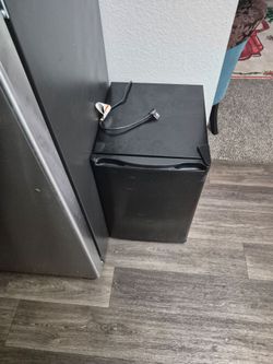 Black Mini Fridge Compact Refrigerator