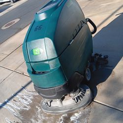 TENNANT FLOOR SCRUBBER/NOBLES  MACHINE 